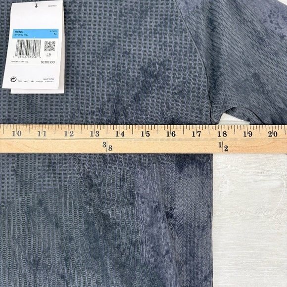 NWT Nike Men's Tech Pack Reflective Gray Running Shirt. Size Medium - Picture 7 of 13